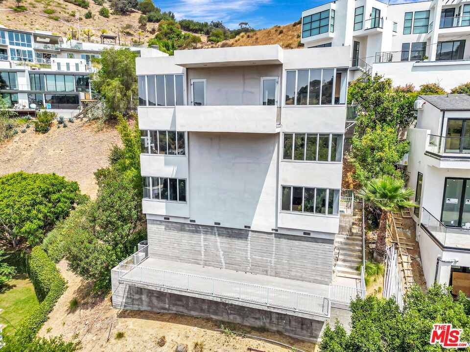 Exterior, Facade, Modern