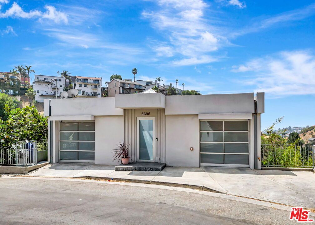 Attached, Exterior, Facade, Modern