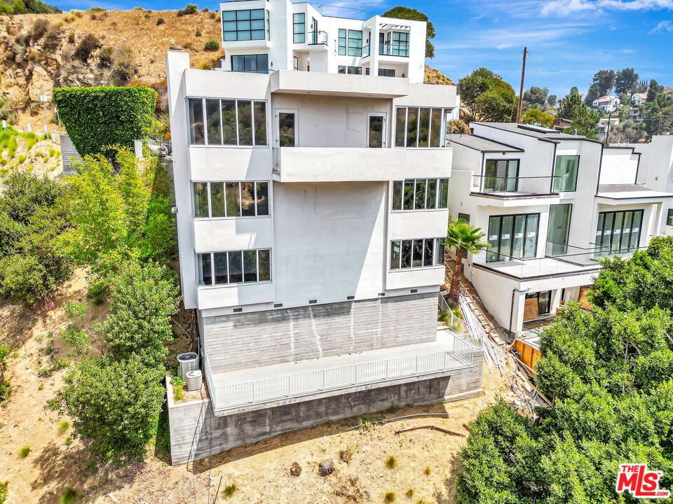 Exterior, Facade, Modern