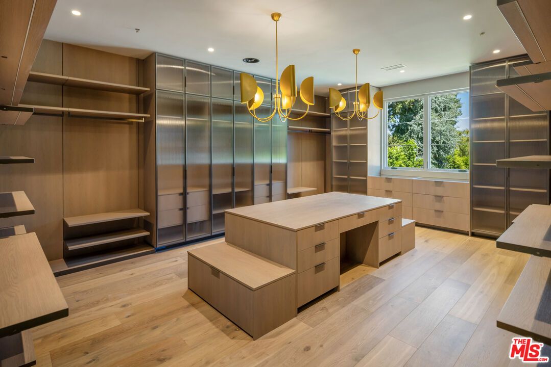 Interior, Pendant Lights, Recessed Lighting, Walk-in Closets, Wood Texture Flooring