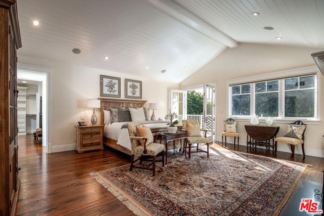 Bedroom, Interior, Living room, Recessed Lighting, Wood Texture Flooring