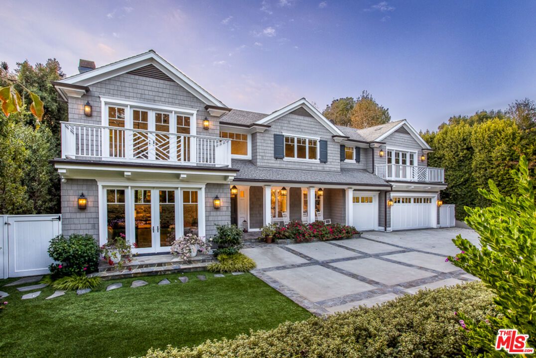 Attached, Exterior, Facade, Farmhouse