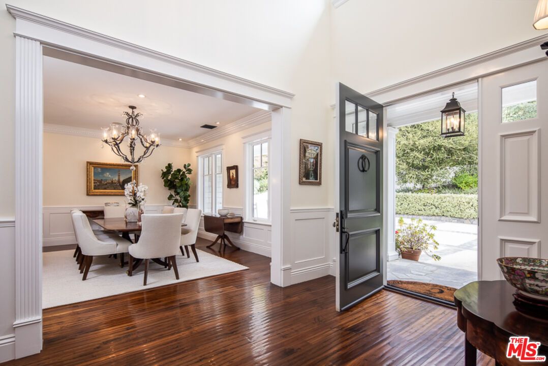 Chandelier, Dining room, Interior, Recessed Lighting, Wood Texture Flooring