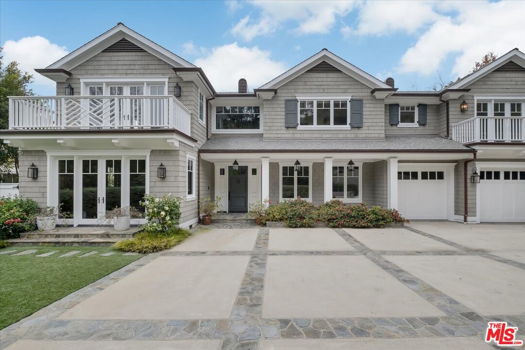 Attached, Exterior, Facade, Farmhouse