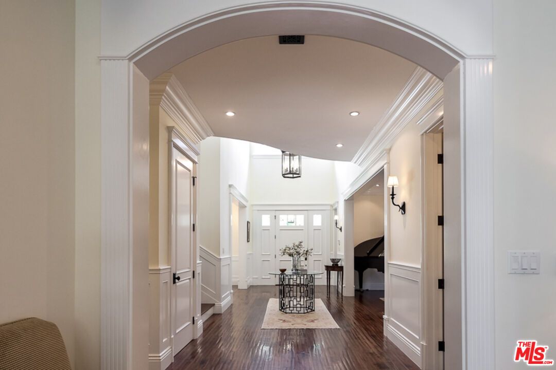 Interior, Pendant Lights, Piano, Recessed Lighting, Wood Texture Flooring