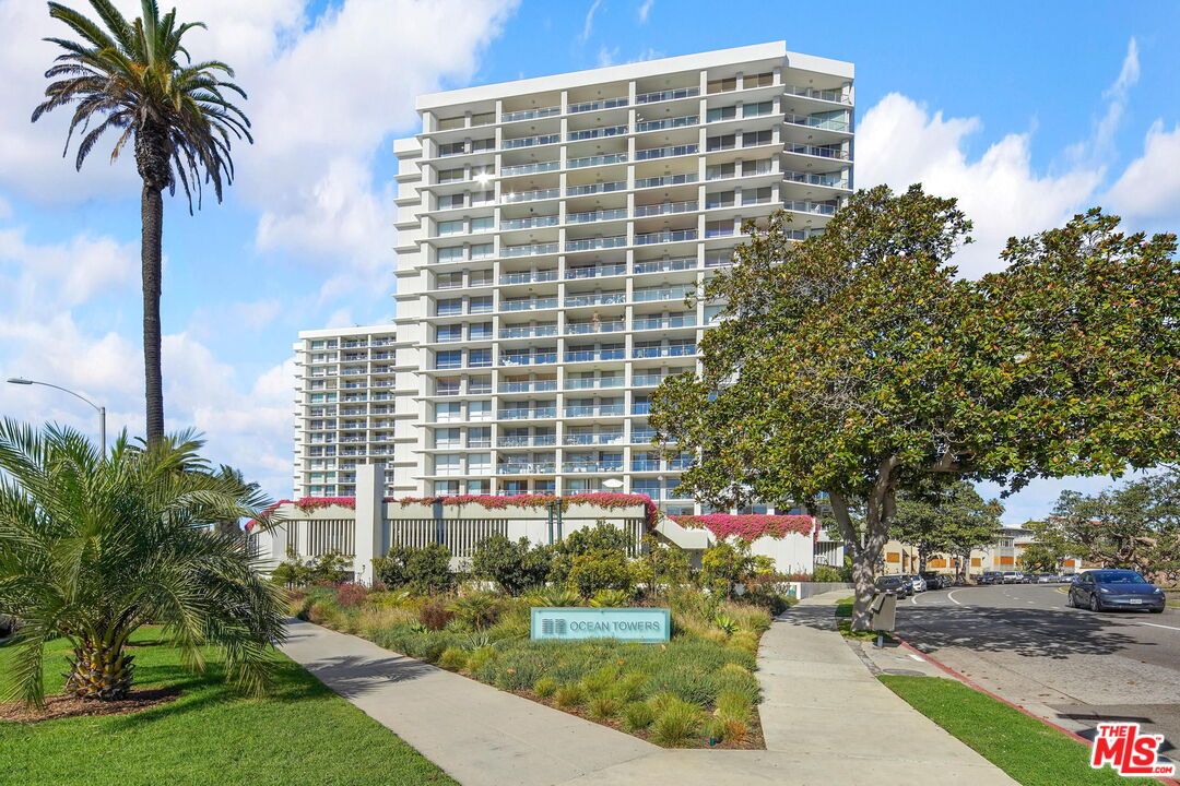 Exterior, Facade, Condo Building