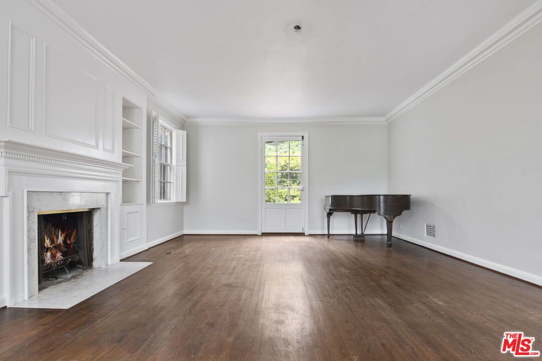Empty room, Fireplace, Interior, Piano, Wood Texture Flooring