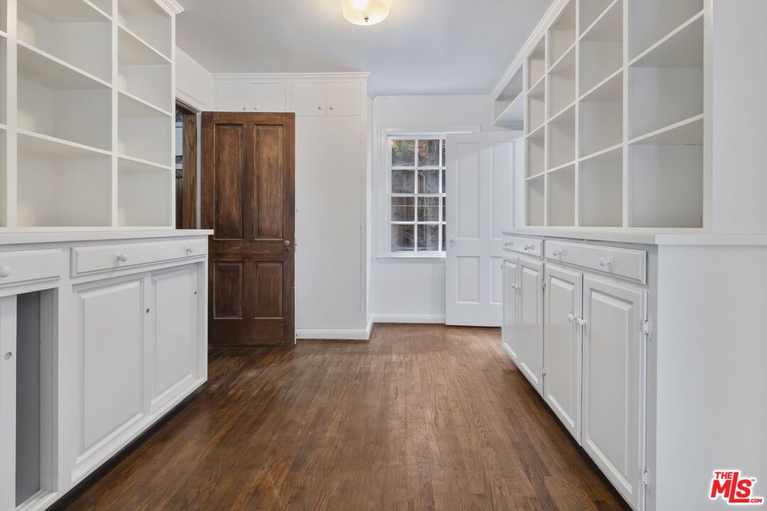 Interior, Walk-in Closets, Wood Texture Flooring