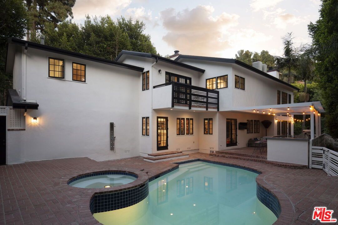 Exterior, Outdoor Kitchen, Pool