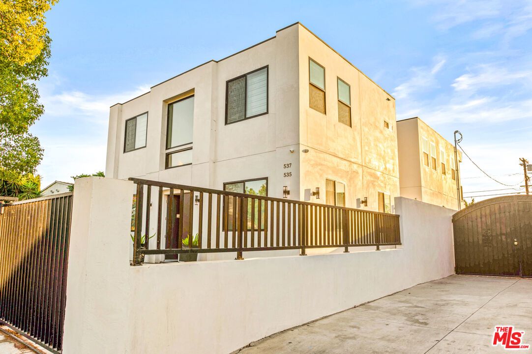 Exterior, Facade, Modern