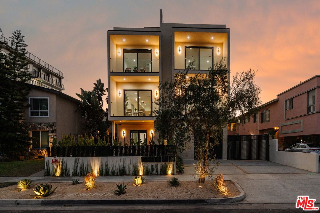 Exterior, Facade, Modern
