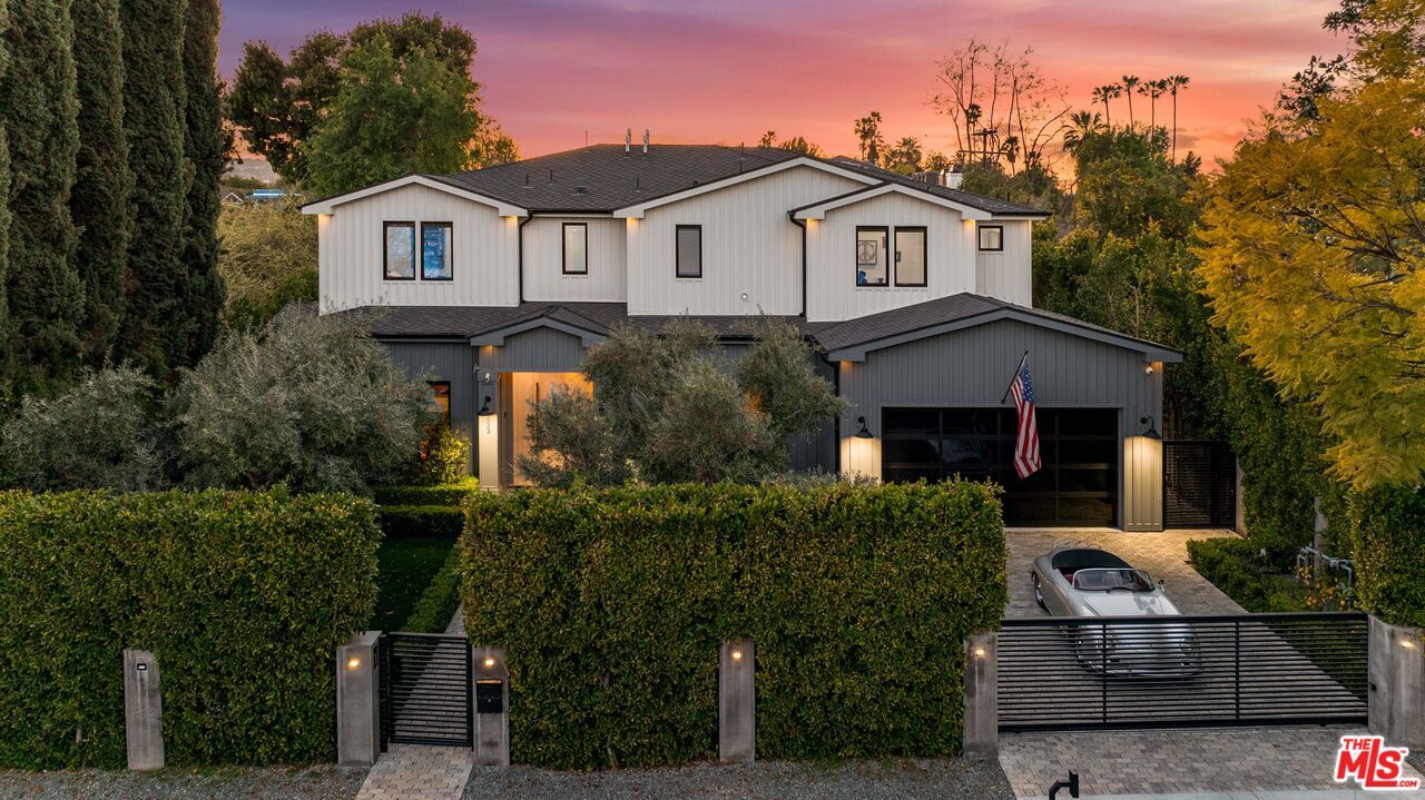 Backyard, Exterior, Facade, Farmhouse