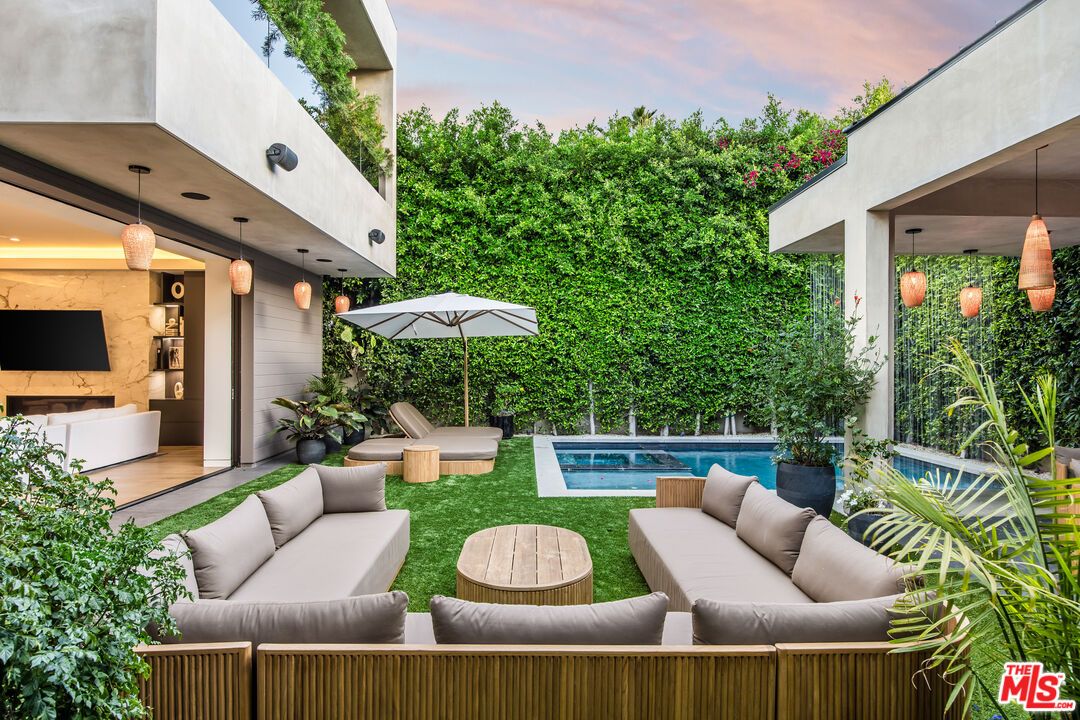 Exterior, Pool