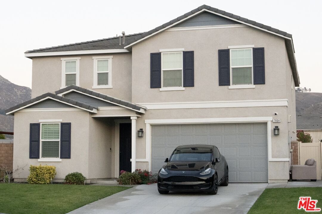 Attached, Exterior, Facade, American Craftsman