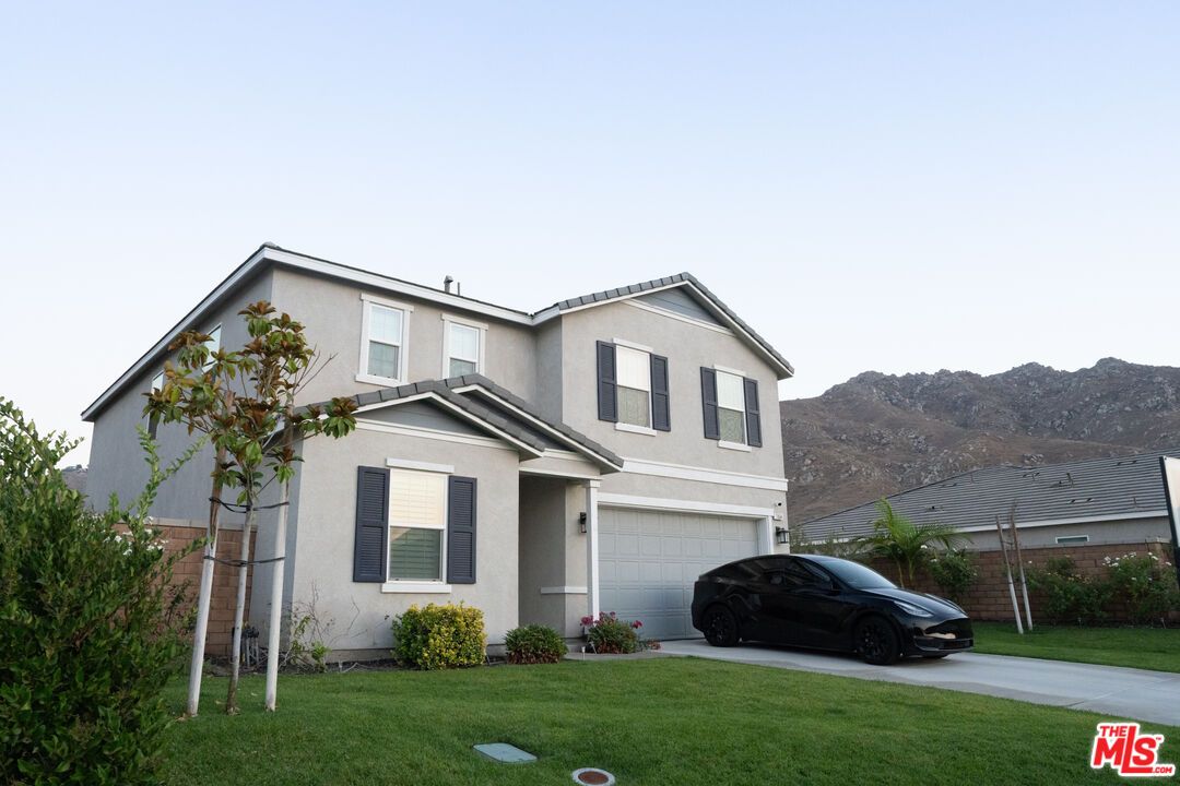 Attached, Exterior, Facade, Mediterranean