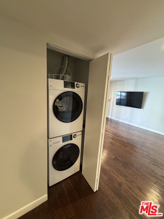 Interior, Utility Closets, Washer, Wood Texture Flooring