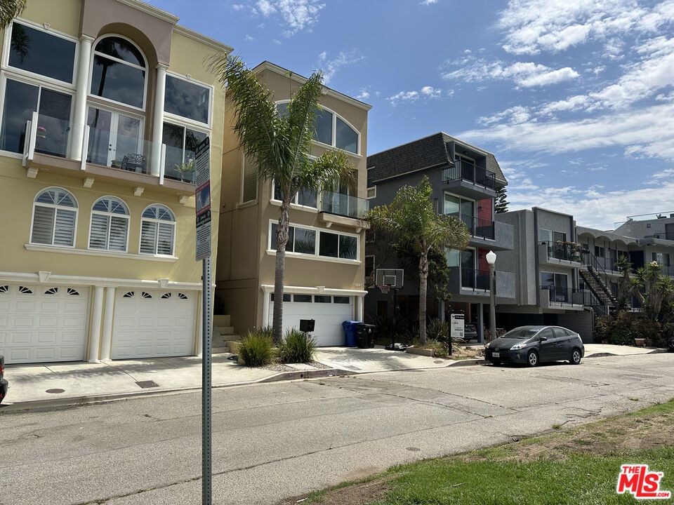 Attached, Exterior, Facade, Rowhouse
