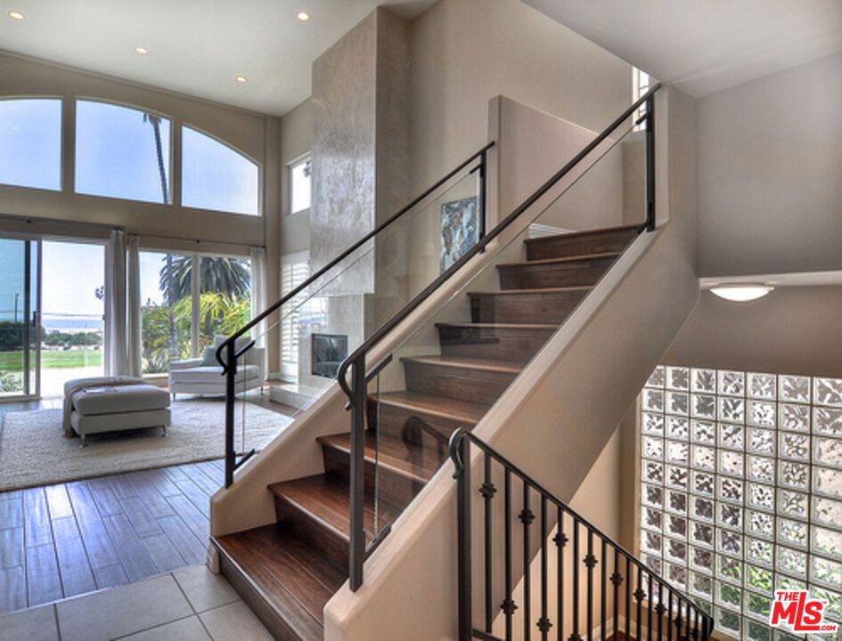 Interior, Recessed Lighting, Water, Wood Texture Flooring