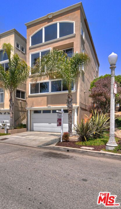 Attached, Exterior, Facade, Modern