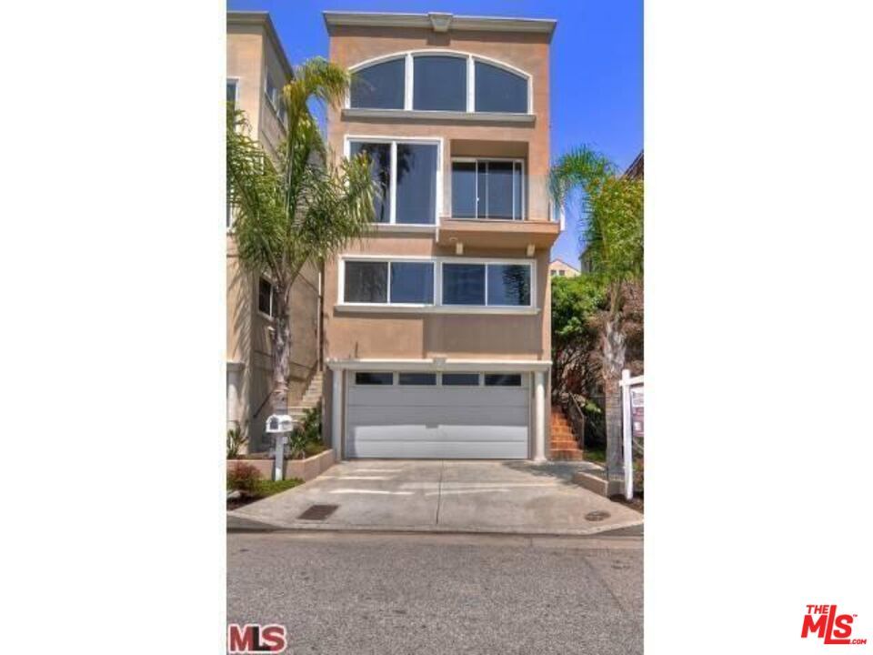 Attached, Exterior, Facade, Modern