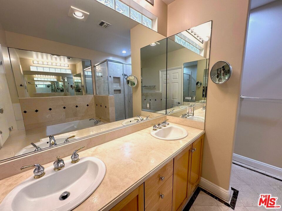 Bathroom, Dual Sink Vanities, Interior, Recessed Lighting