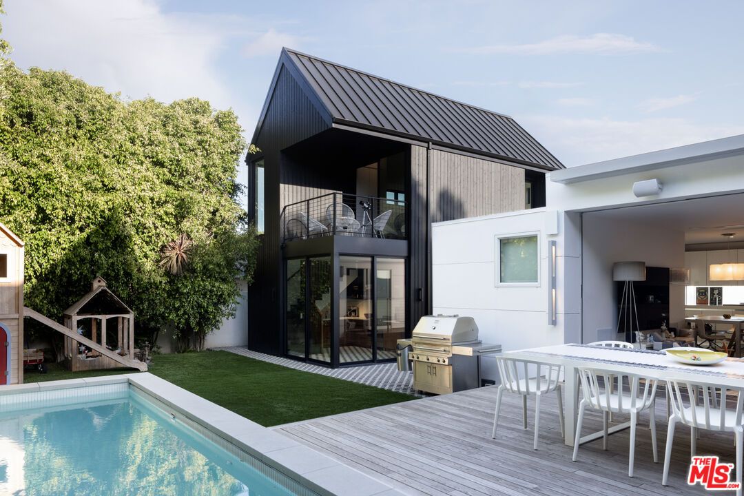 Exterior, Outdoor Kitchen, Pool