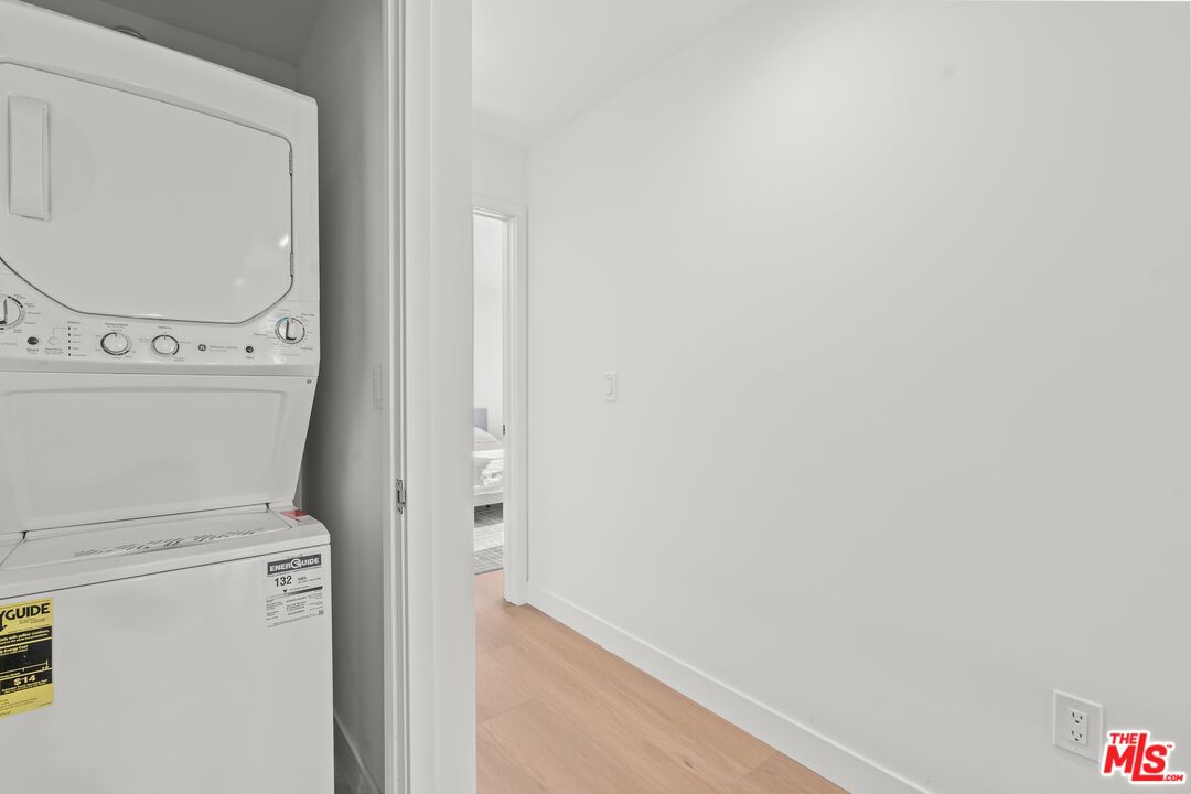 Interior, Utility Closets, Washer, Wood Texture Flooring