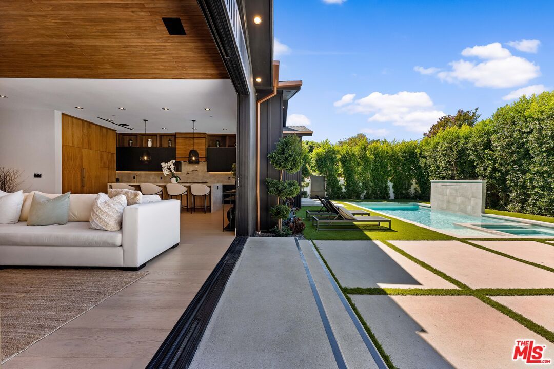 Exterior, Kitchen, Outdoor Kitchen, Pendant Lights, Pool, Recessed Lighting