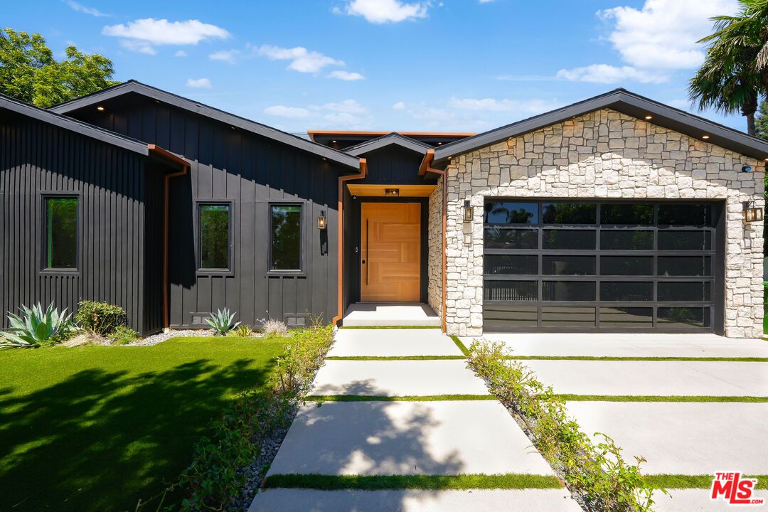 Attached, Exterior, Facade, Farmhouse