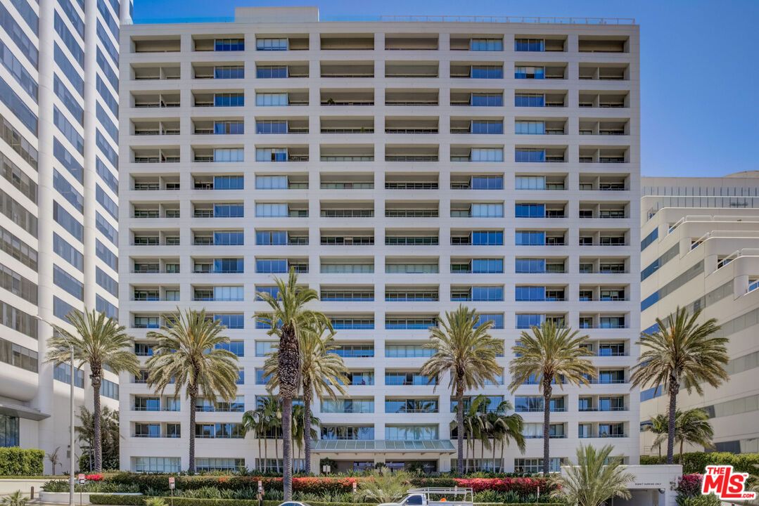 Exterior, Facade, Condo Building
