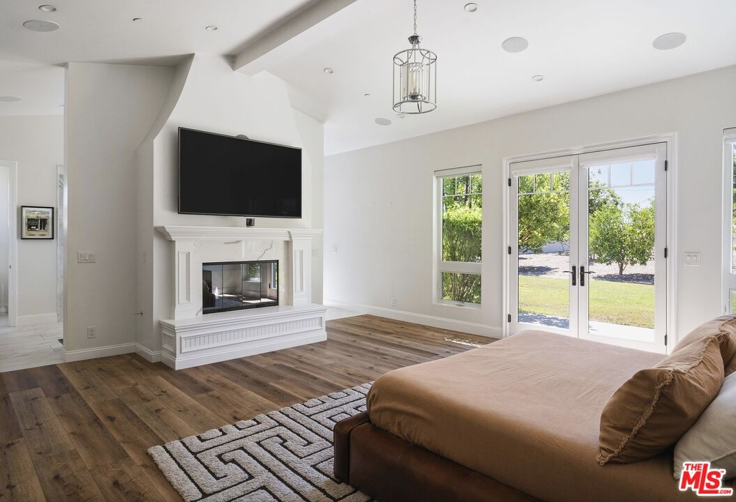 Bedroom, Fireplace, Interior, Pendant Lights, Recessed Lighting, Wood Texture Flooring