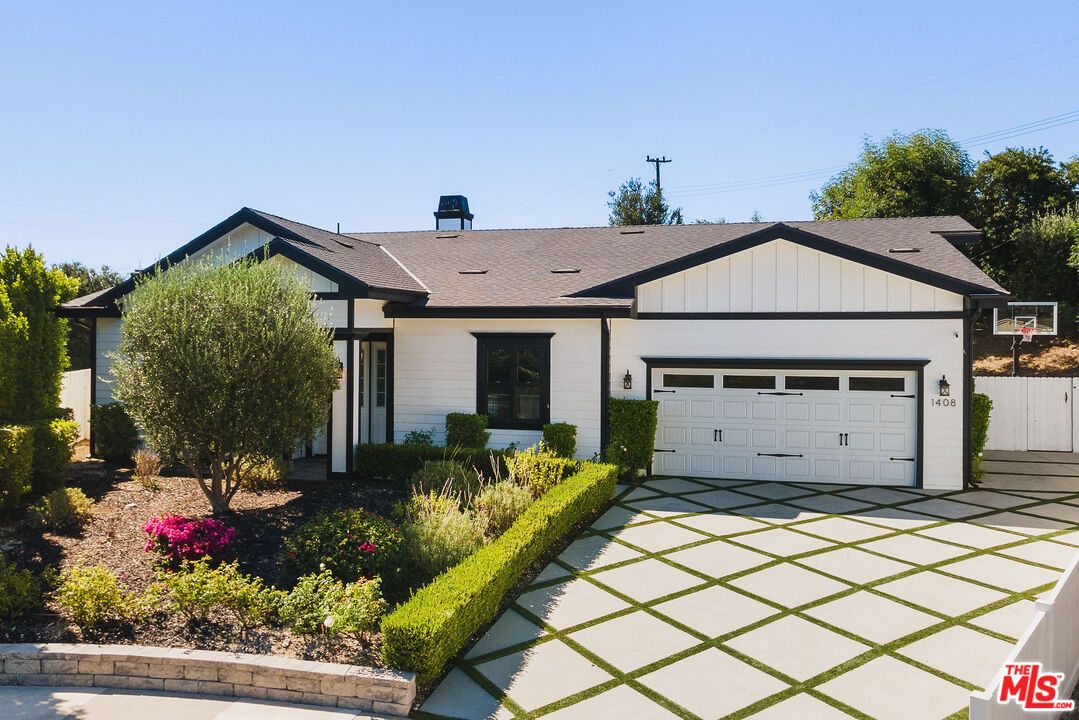 Attached, Exterior, Facade, Ranch
