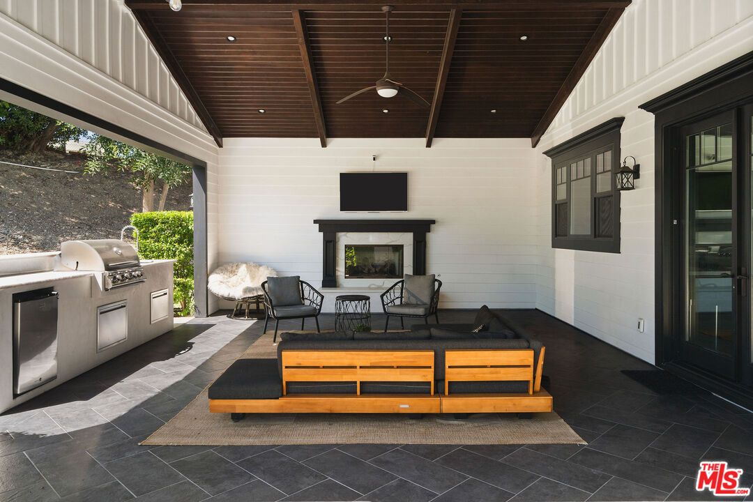 Exterior, Fireplace, Outdoor Kitchen