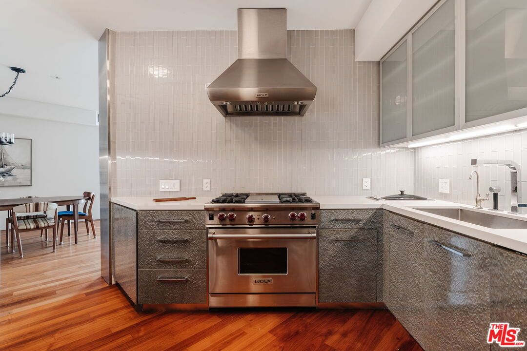 Dining room, Interior, Kitchen, Stainless Steel Appliances, Wood Texture Flooring