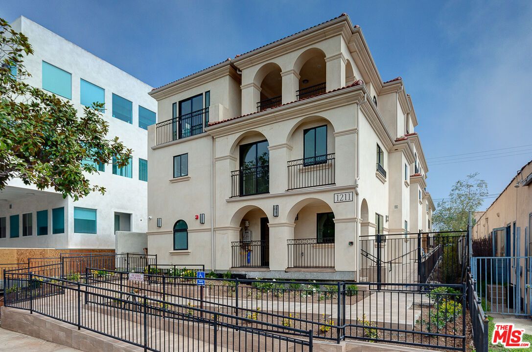Exterior, Facade, Mediterranean