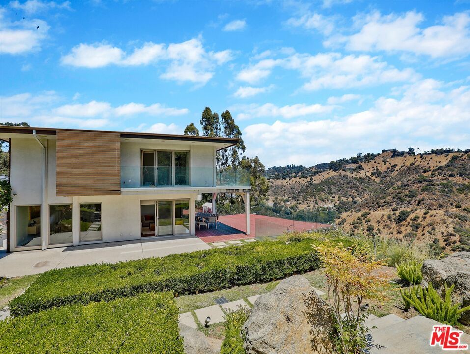 Backyard, Exterior, Facade, Modern