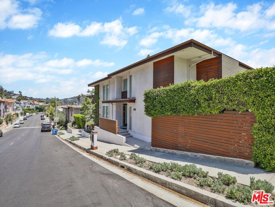 Exterior, Facade, Modern