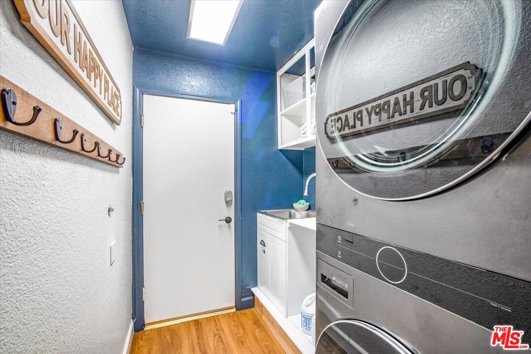 Interior, Washer, Wood Texture Flooring