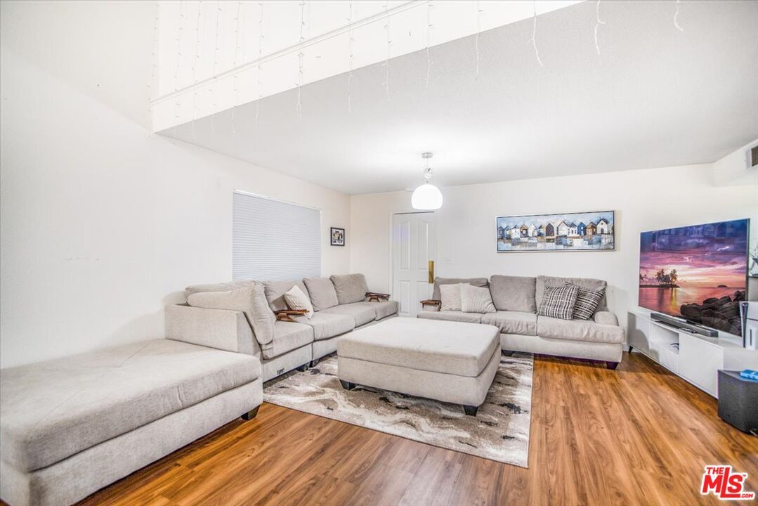 Interior, Living room, Pendant Lights, Wood Texture Flooring