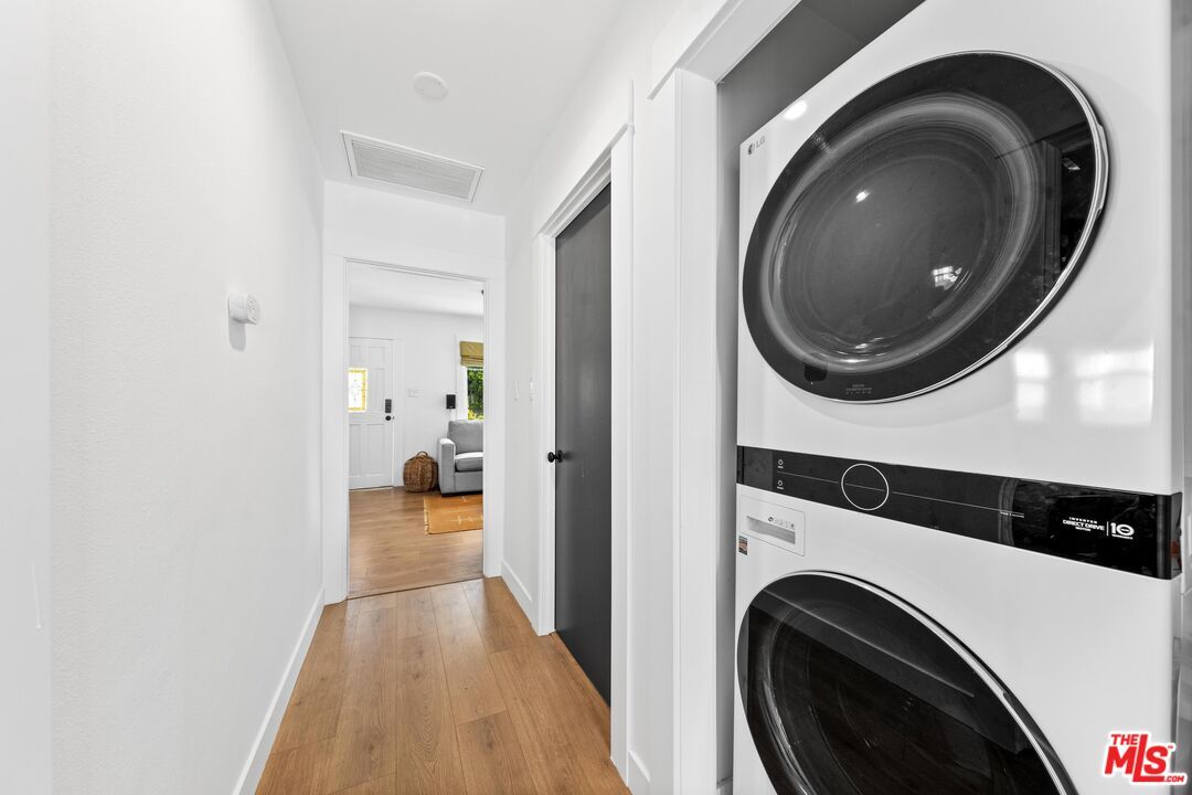 Interior, Utility Closets, Washer, Wood Texture Flooring