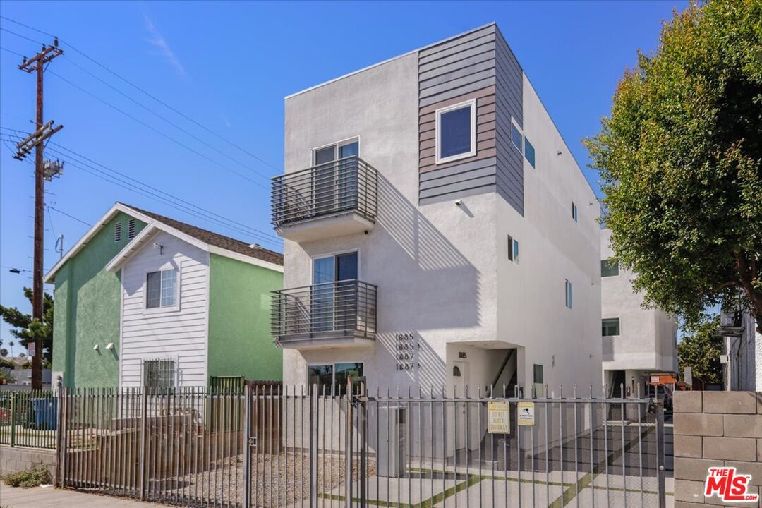 Exterior, Facade, Rowhouse