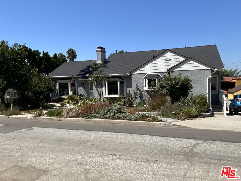 Exterior, Facade, Ranch