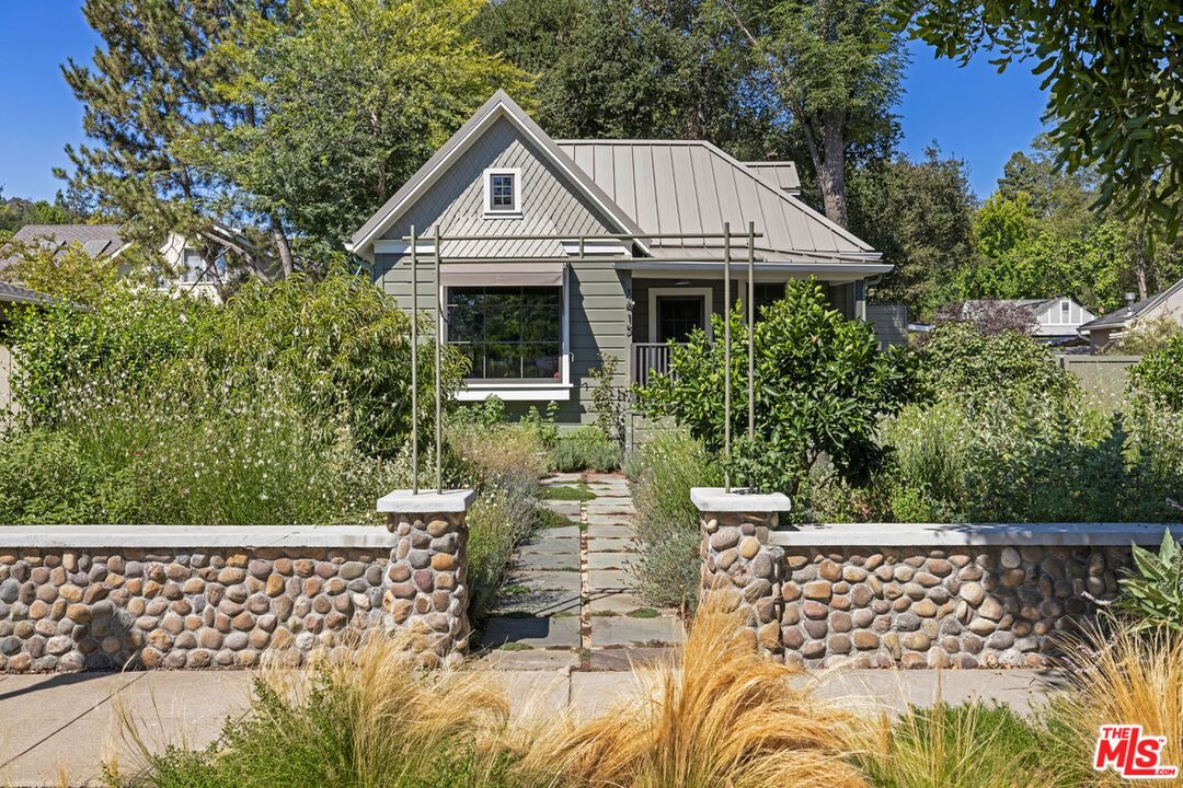 Exterior, Facade, Queen Anne Victorian