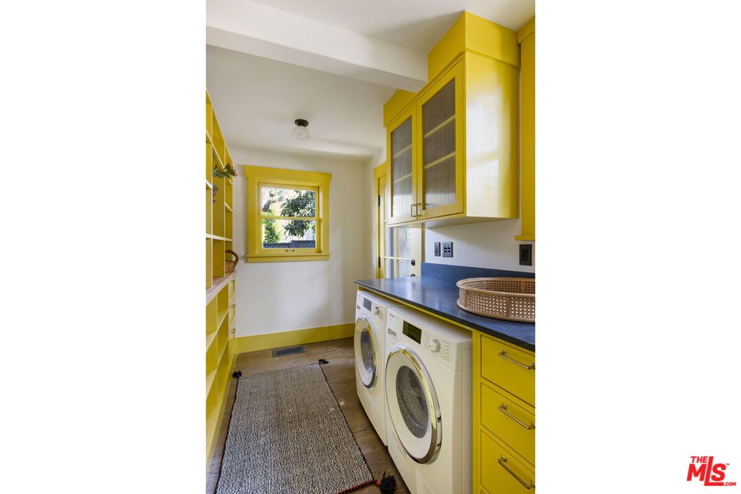 Interior, Washer, Wood Texture Flooring