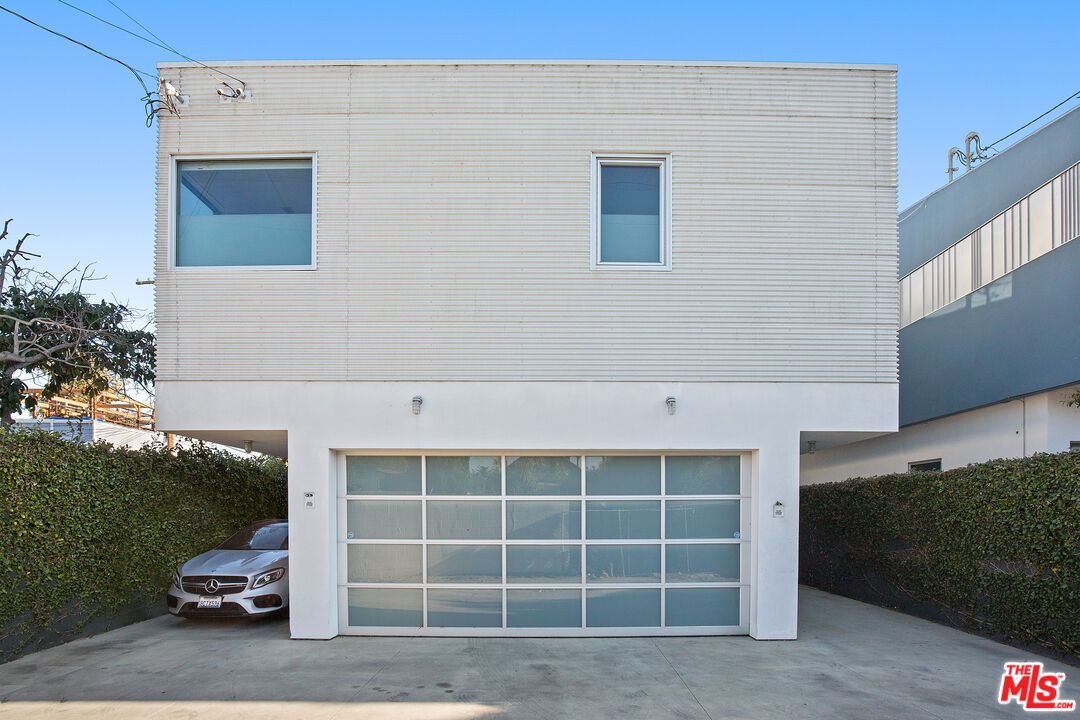 Attached, Exterior, Facade, Modern