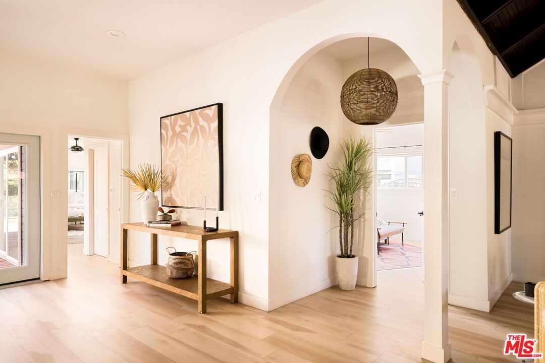 Interior, Pendant Lights, Wood Texture Flooring