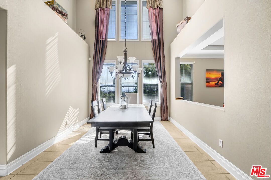 Chandelier, Dining room, Interior