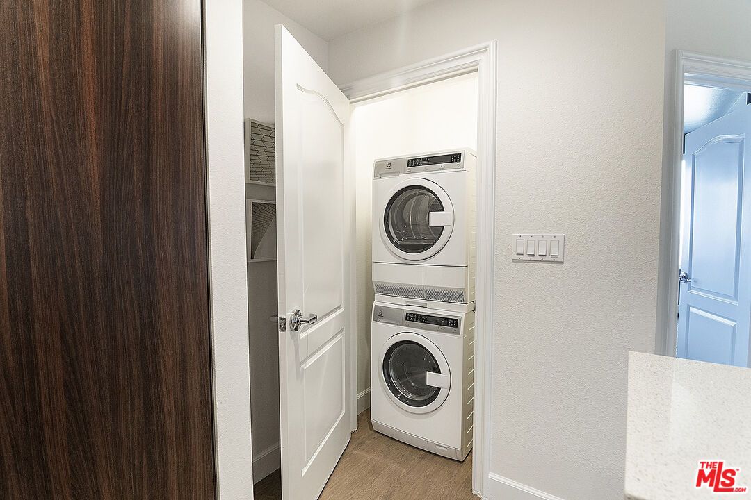 Interior, Utility Closets, Washer, Wood Texture Flooring