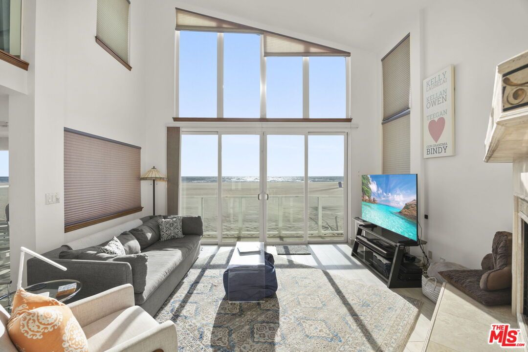 Interior, Living room, Water