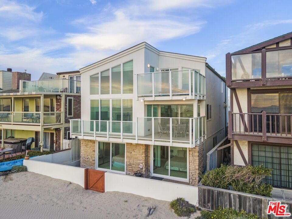 Exterior, Facade, Modern